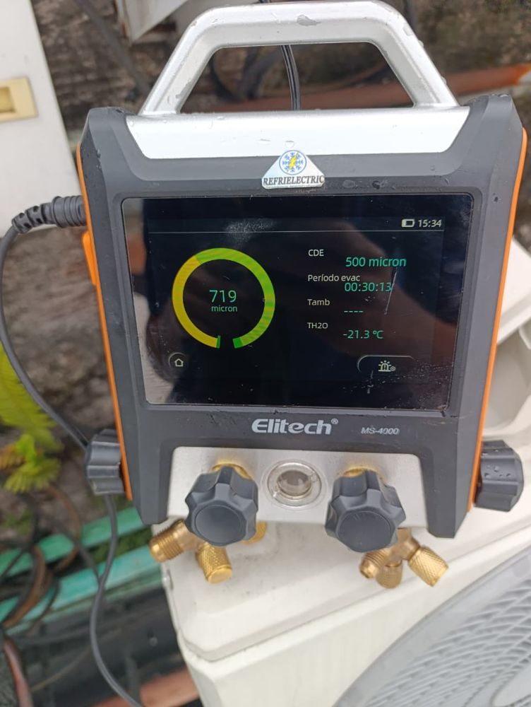 Vacío a 719 micrones antes de cargar refrigerante en Cali