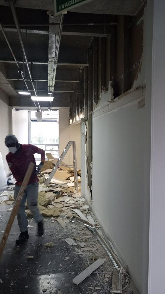 Demolición de muros y cielo raso al inicio de una remodelación de oficinas
